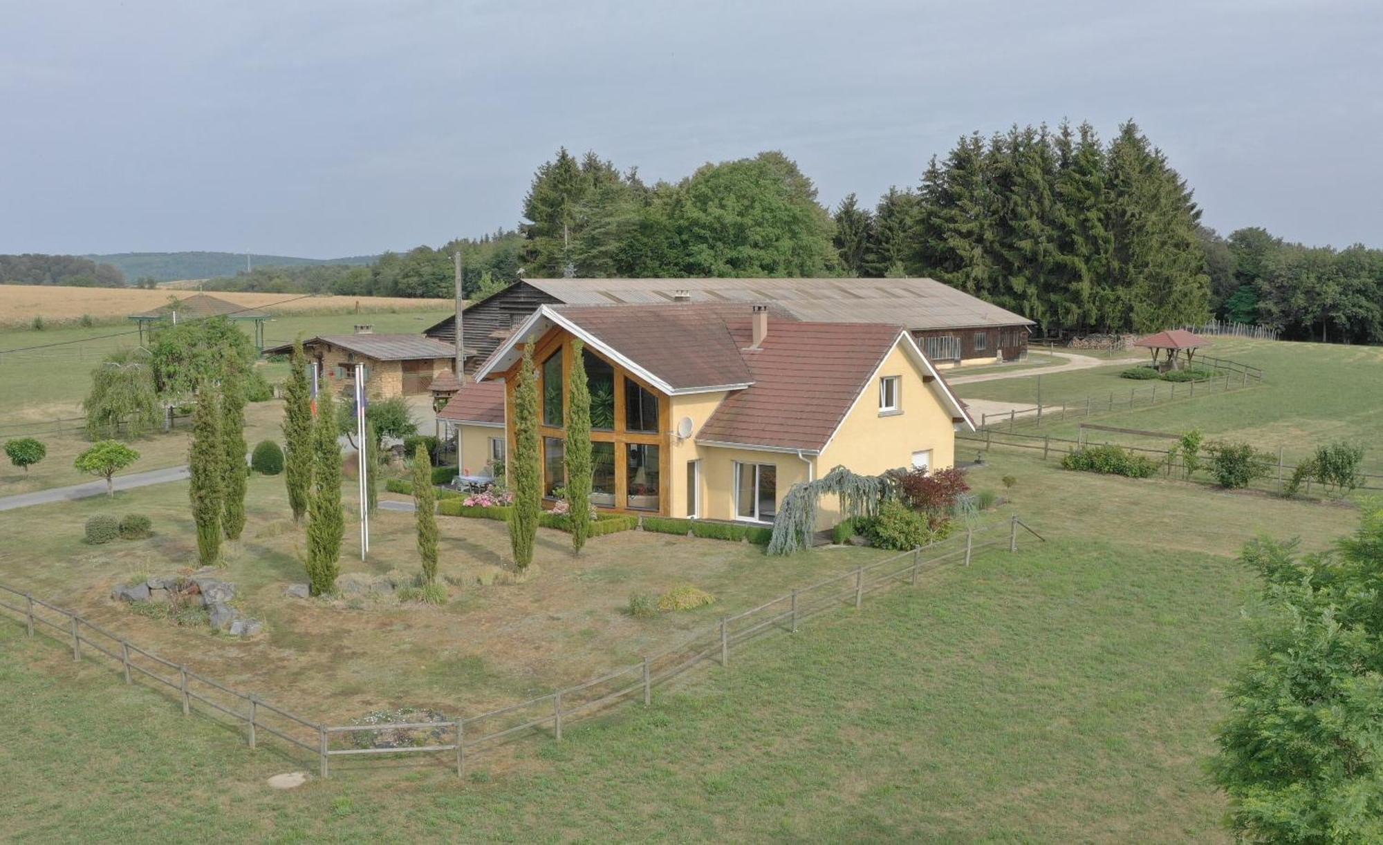 Au Domaine Du Cerf Bed & Breakfast Vyans-le-Val Exterior photo